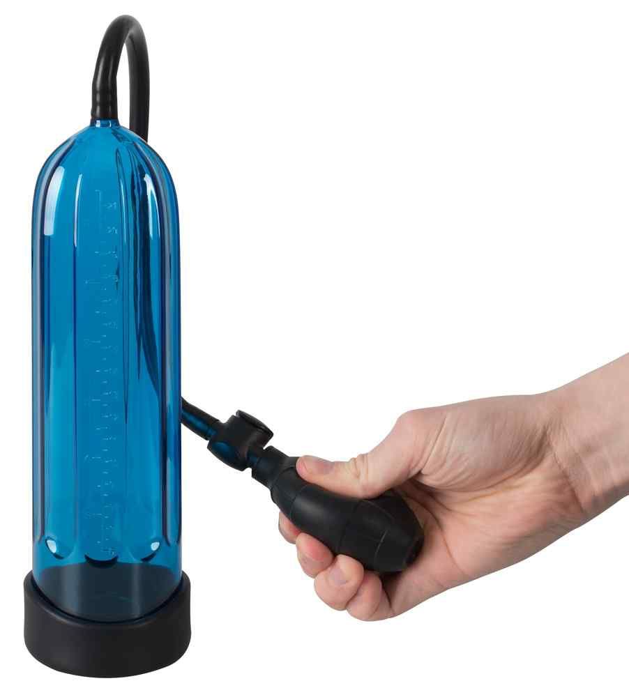 Cilindro blu con pompa e tubo neri. Una mano aziona la pompa. Base nera.