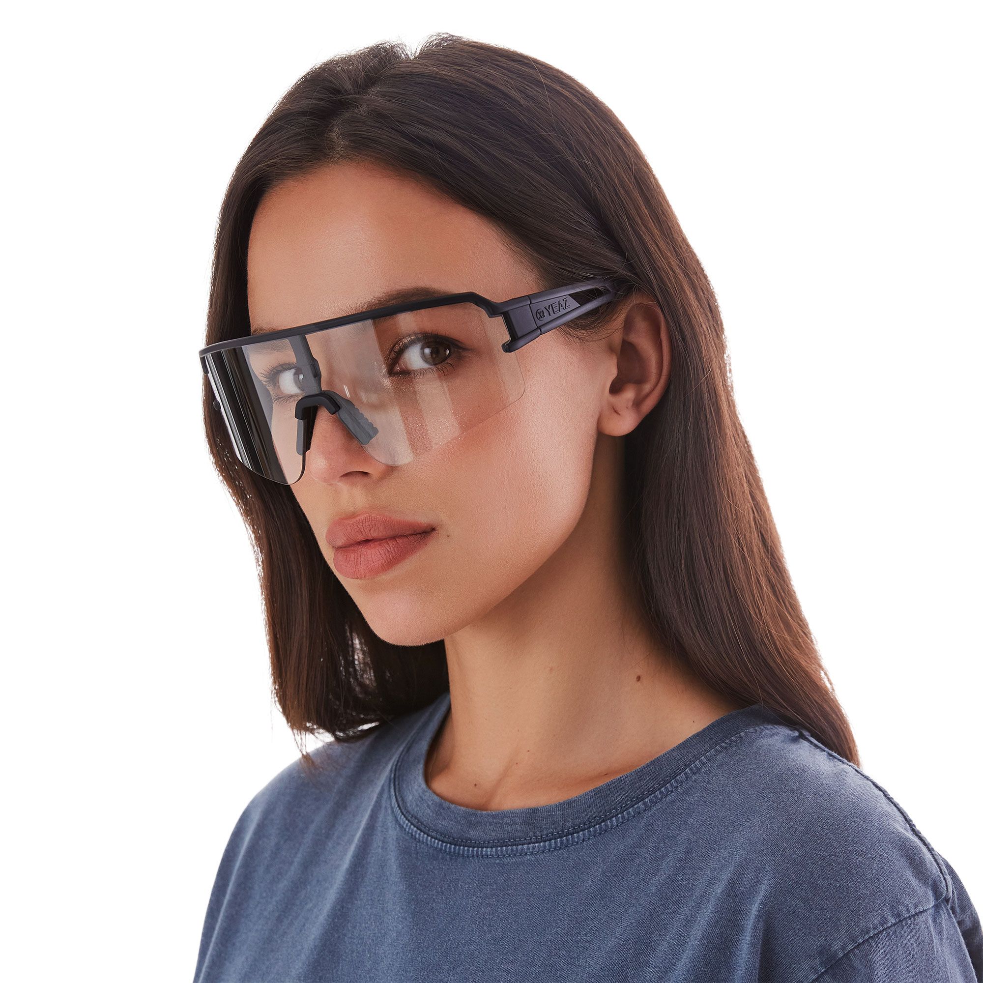Occhiali da sole sportivi con montatura nera e lenti trasparenti.