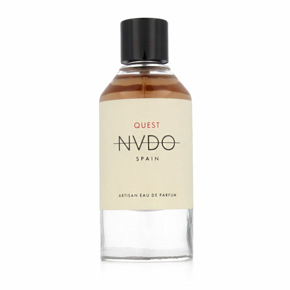 Flacone in vetro con tappo nero. Etichetta con "QUEST", "NVDO", "SPAIN" e "ARTISAN EAU DE PARFUM". Liquido ambrato.
