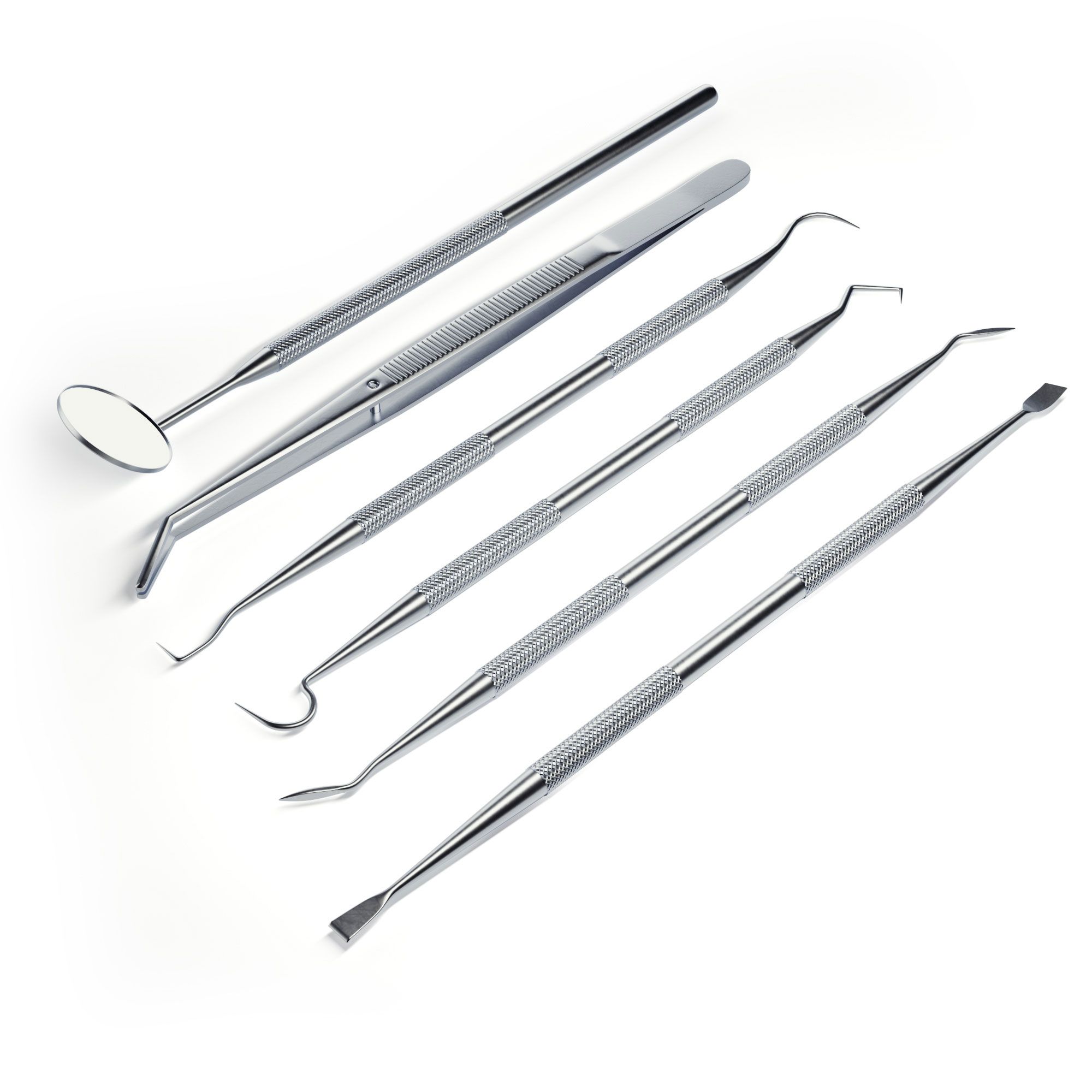 Sette strumenti odontoiatrici argentati su sfondo bianco. Include specchio, pinzette e vari strumenti con manici zigrinati.