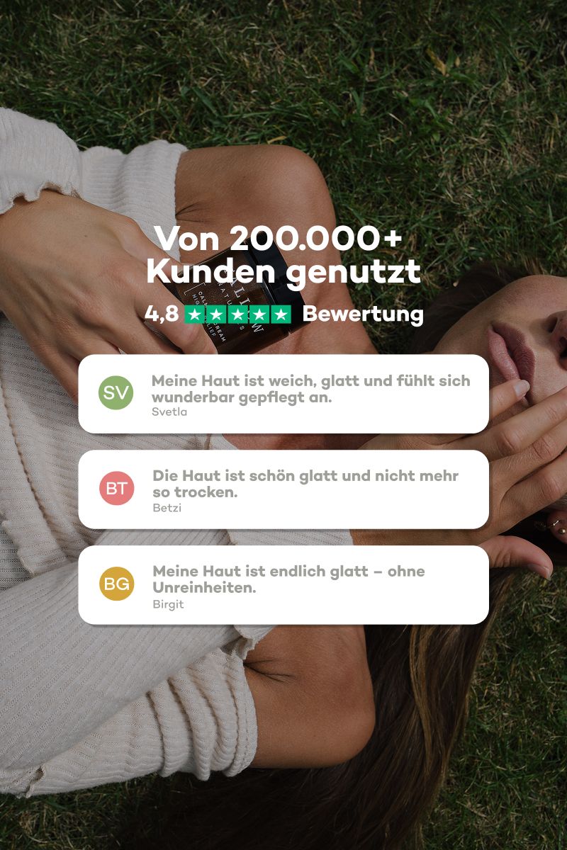 Donna sdraiata sull'erba. Testo: Usato da + di 200.000 clienti. Valutazione 4,8. Citazioni: La mia pelle è morbida, liscia, meravigliosamente curata. La pelle è liscia. La mia pelle è liscia.