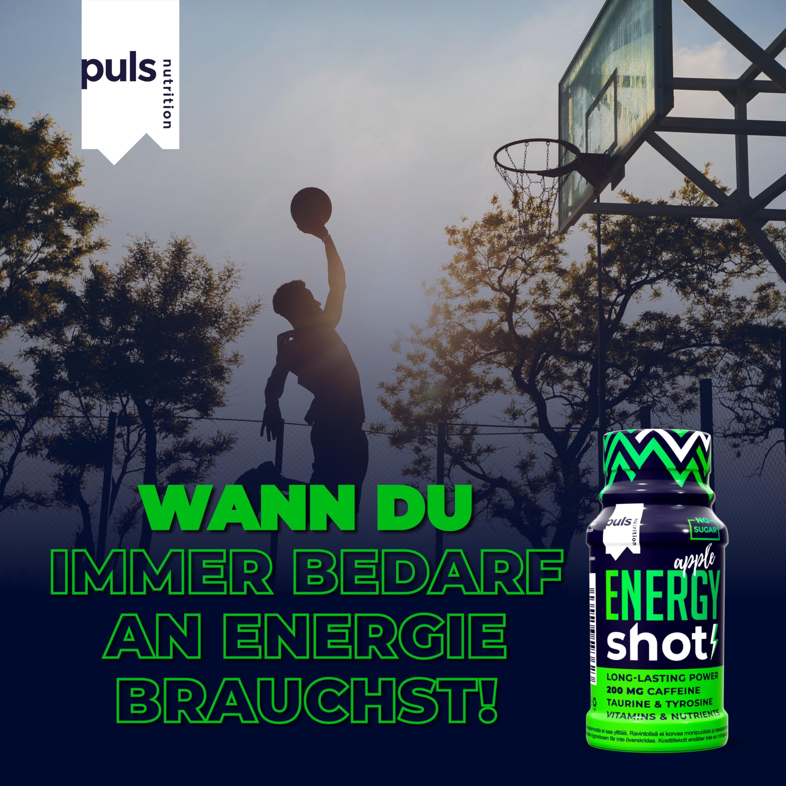Puls Nutrition Energy Shot Mela accanto a un canestro da basket. Silhouette di un giocatore sullo sfondo.