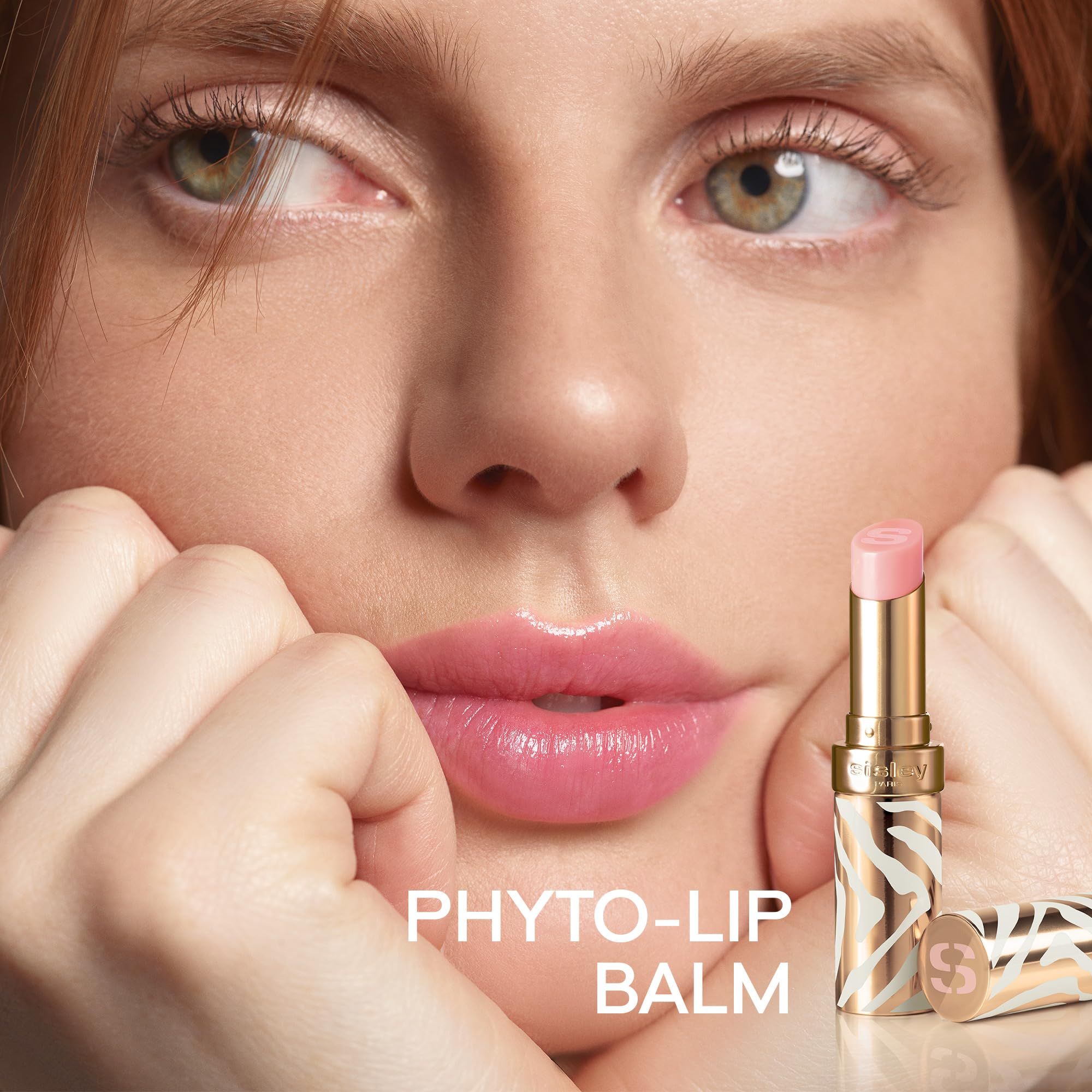 Donna con rossetto. Balsamo labbra con astuccio dorato e motivo zebrato. Testo: PHYTO-LIP BALM.