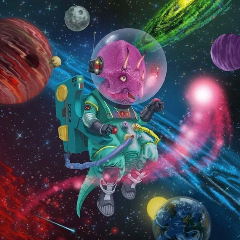 Illustrazione di un dinosauro in tuta spaziale. Tuta verde, casco. Sfondo: spazio con pianeti e stelle.