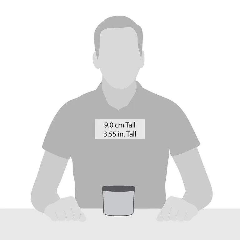 Candela, alta 9,0 cm, 3,55 pollici, posta davanti a una persona. La candela è cilindrica e ha una parte superiore scura. La persona è una silhouette.