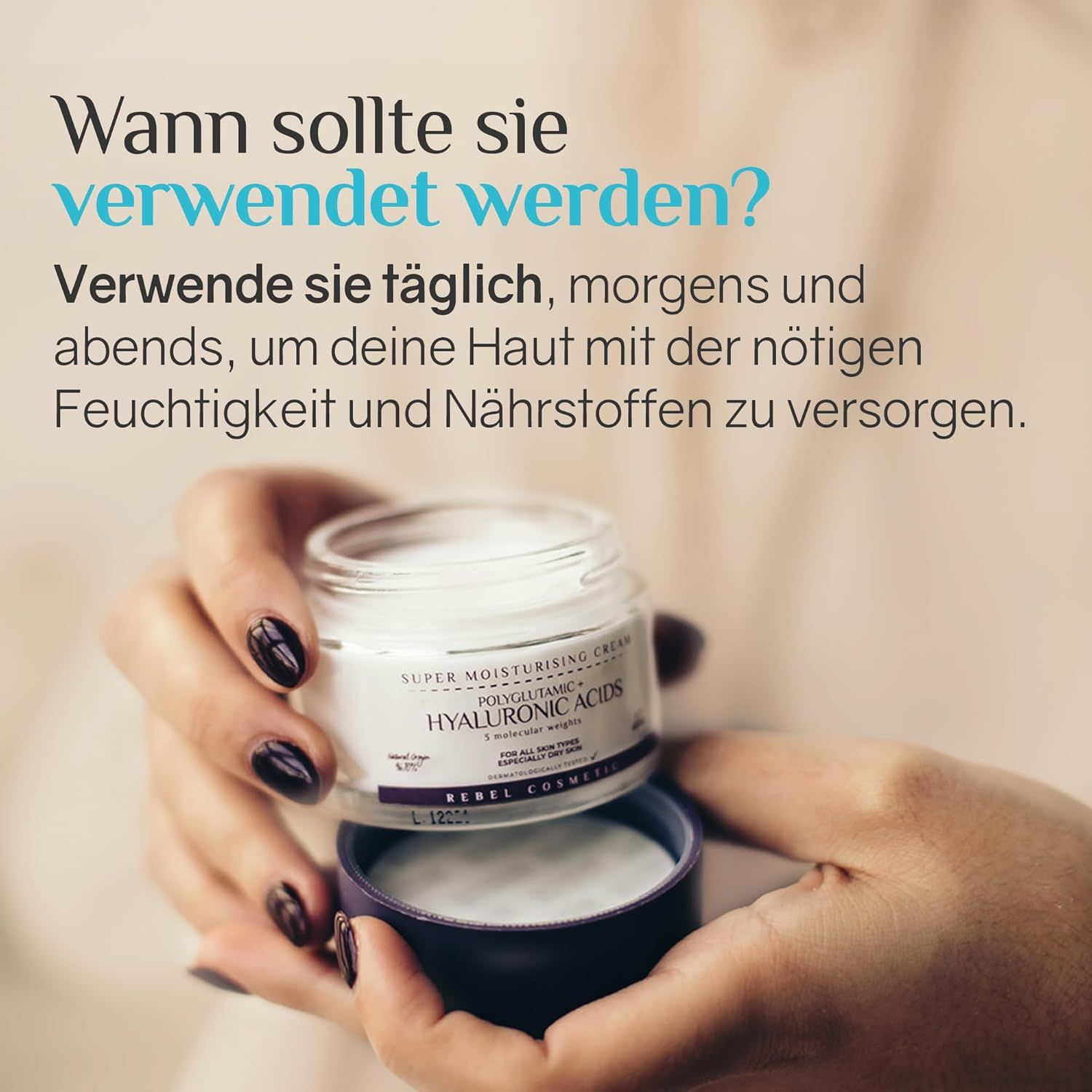 Mani che tengono un vasetto di crema. Testo: Quando usarla? Applicare quotidianamente.