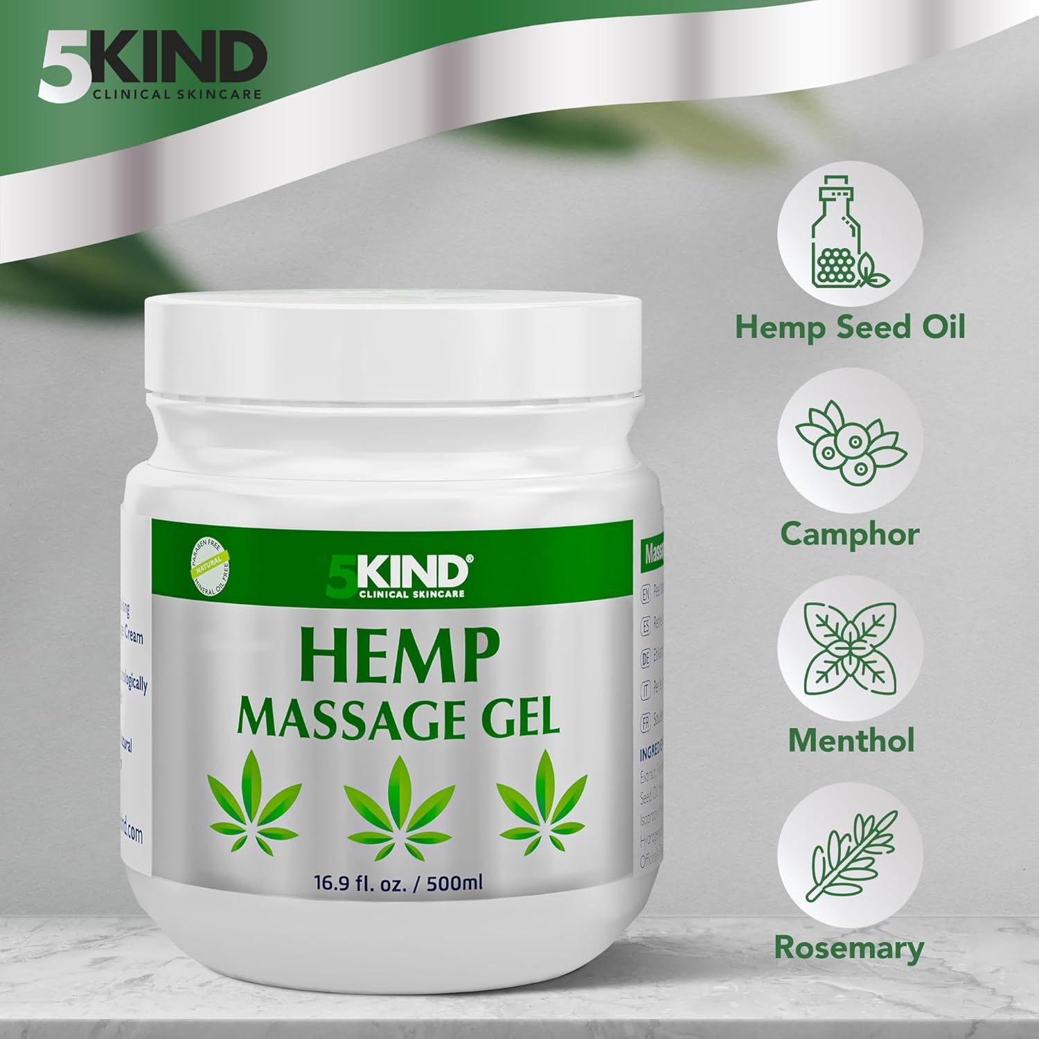 Vasetto bianco con etichetta verde. Scritta: HEMP MASSAGE GEL. Simbolo foglie di canapa. 16.9 fl. oz. / 500ml. Icone ingredienti.