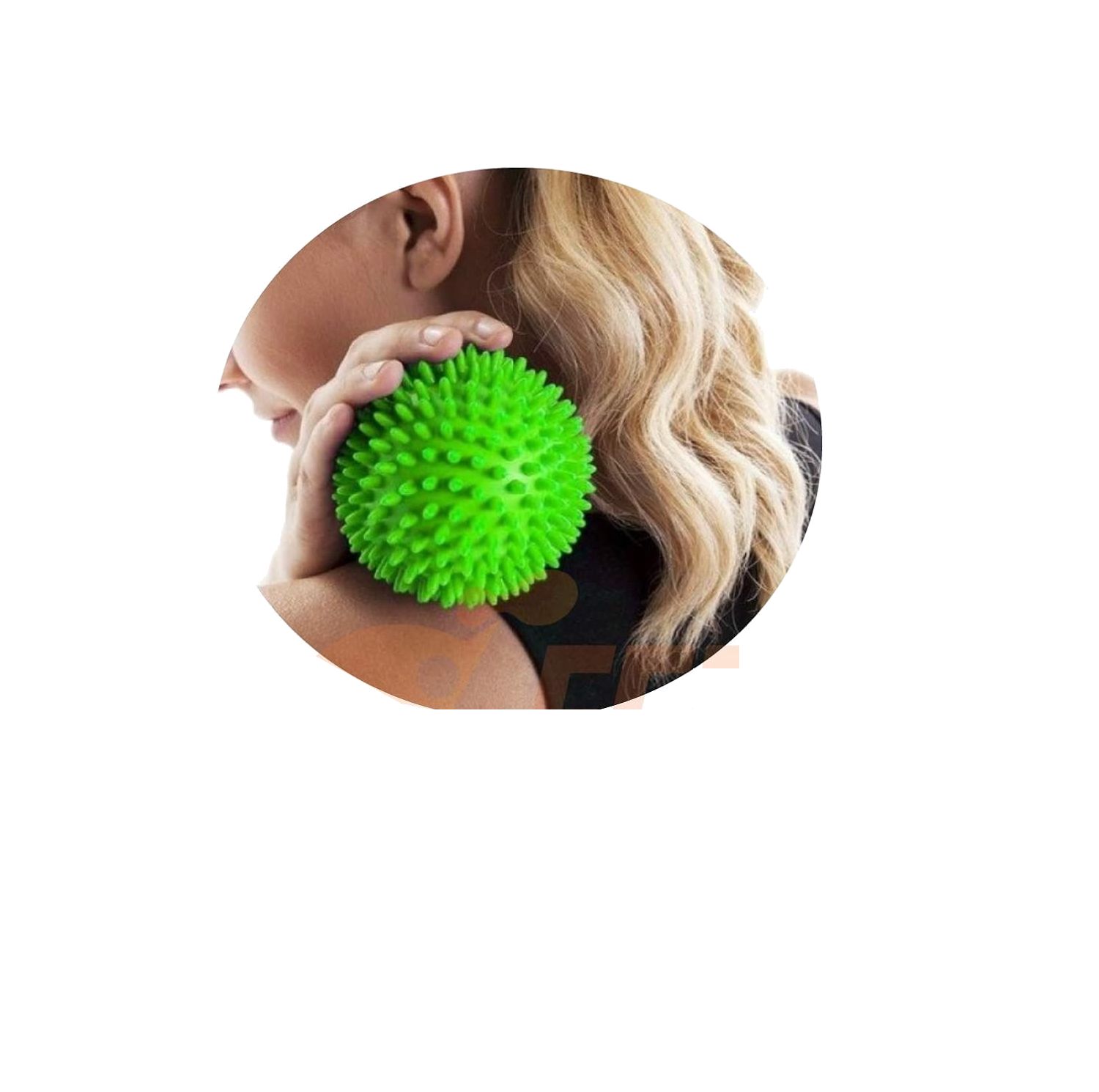 Persona tiene sfera massaggiante verde con punte sulla spalla. Automassaggio.