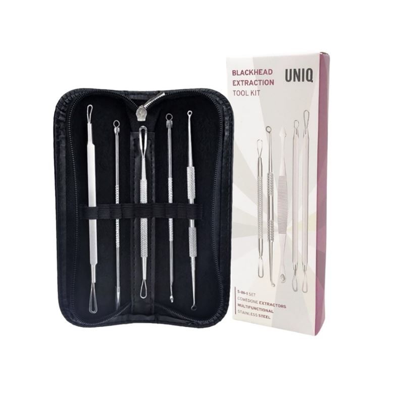 Set di sei strumenti in acciaio inox e confezione. Custodia nera con zip. Marchio UNIQ e nome del prodotto.