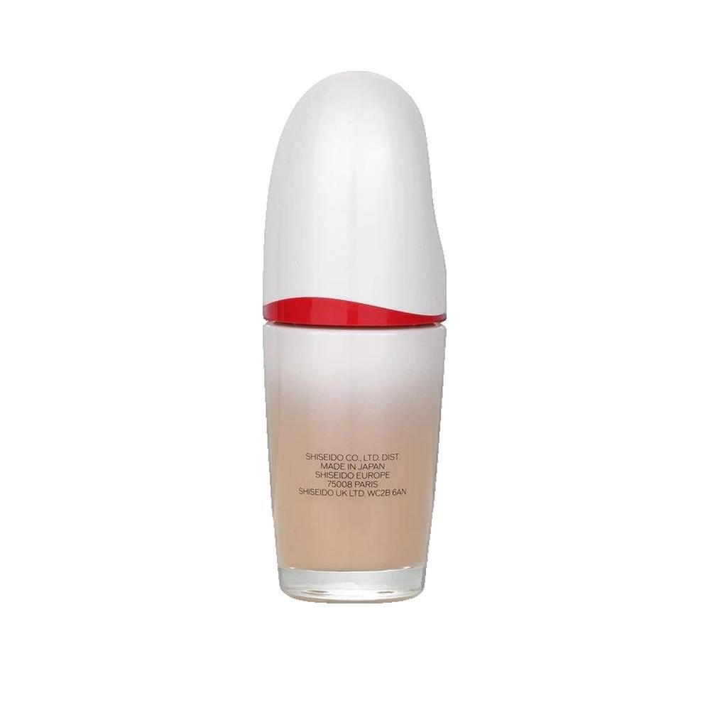 Flacone di fondotinta. Tappo bianco, anello rosso. Scritta: Shiseido, Revitalessence Skin Glow, Foundation.