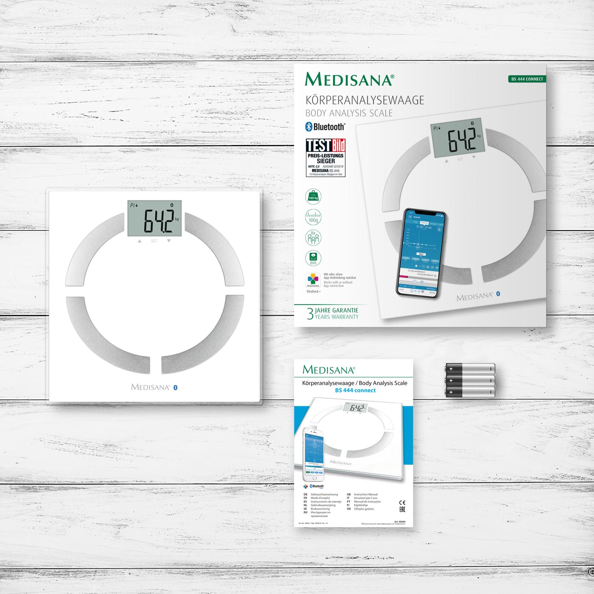 Confezione e accessori di una bilancia di analisi corporea bianca, incluse batterie.