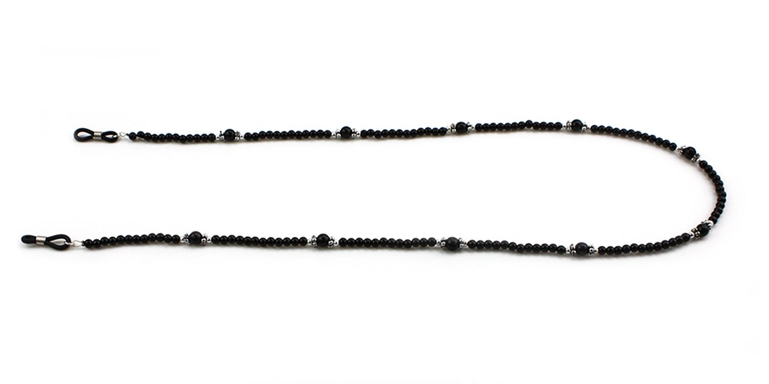 Catenina per occhiali con perle nere ed elementi argentati. La catenina è disposta in forma curva.