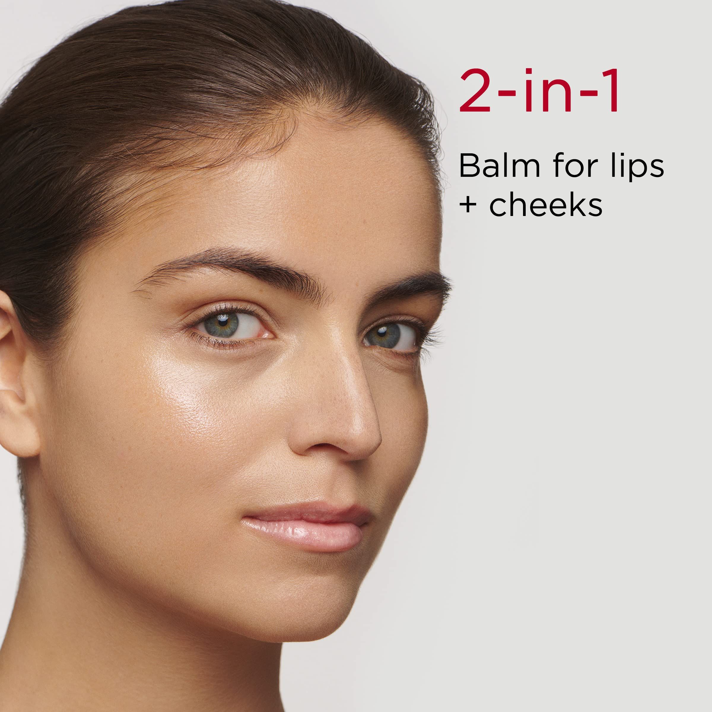Donna con pelle e labbra lucide. Testo: 2-in-1 Balsamo per labbra + guance.