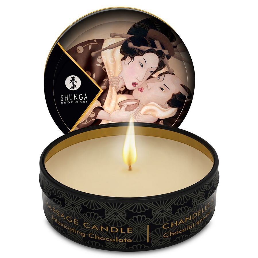 Candela da massaggio accesa in lattina con aroma cioccolato e motivo erotico.