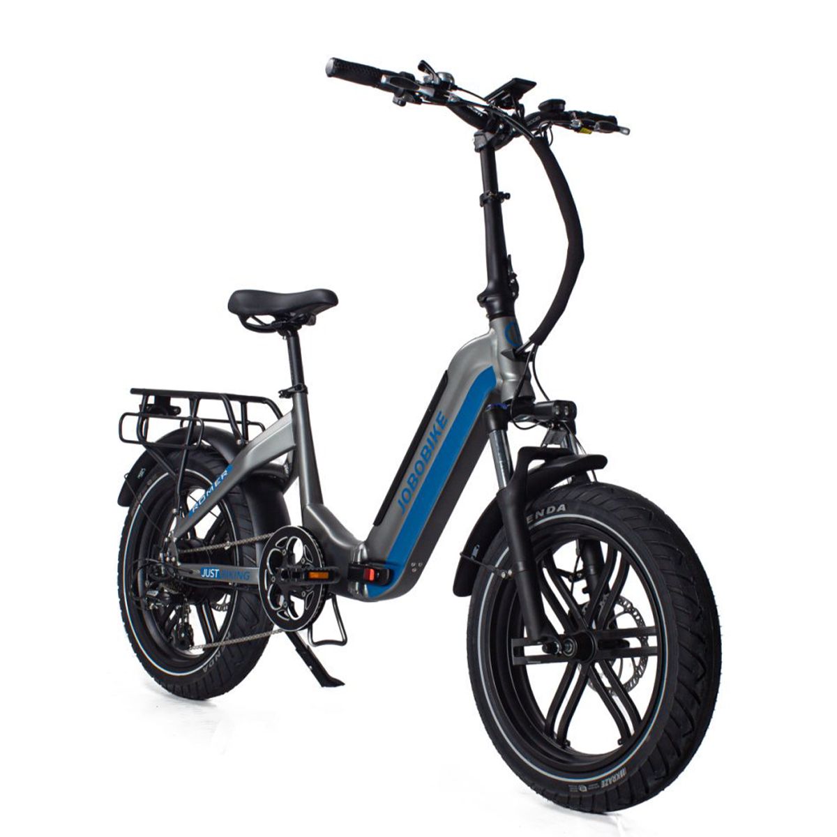 E-bike pieghevole grigio-blu. Pneumatici neri, portapacchi, sella. Logo JOBOBIKE.