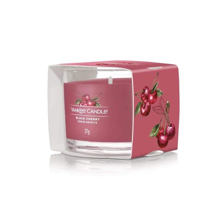 Candela votiva Yankee Candle Black Cherry, 37g, in confezione. Illustrazione di ciliegie.