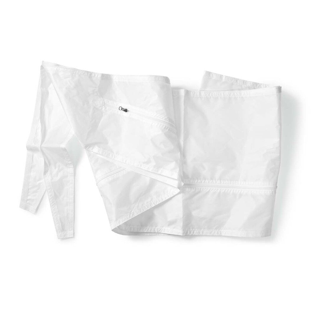 Guarnizione bianca con cerniera, piegata. Per finestre. Su sfondo bianco.