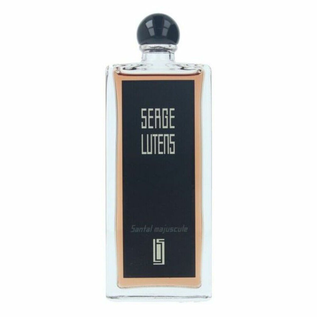 Flacone di profumo rettangolare con etichetta nera. Scritta: Serge Lutens, Santal Majuscule. Tappo nero.