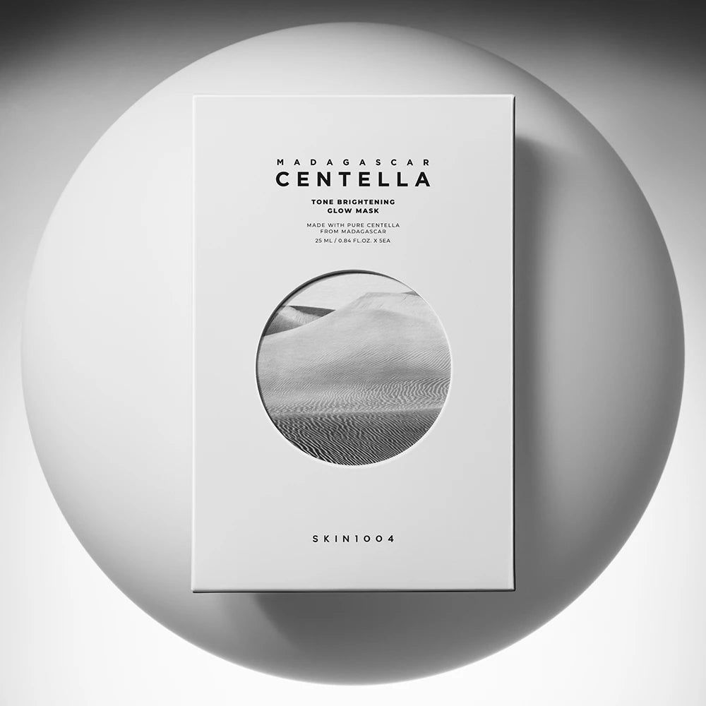 Confezione bianca del prodotto con logo e motivo desertico. Nome prodotto: Madagascar Centella Tone Brightening Glow Mask.
