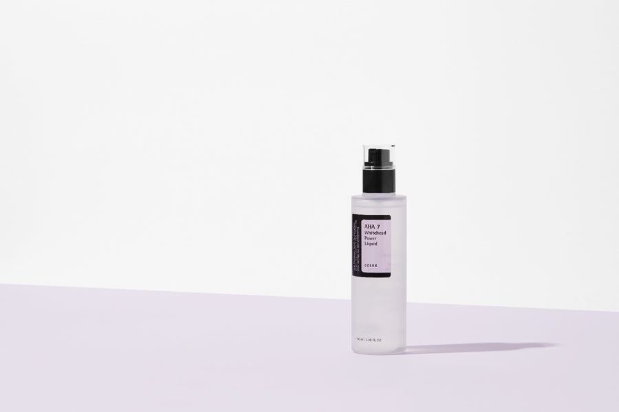 AHA 7 Whitehead Power Liquid. Flacone con tappo nero ed etichetta viola. Marchio: COSRX. Su sfondo chiaro.