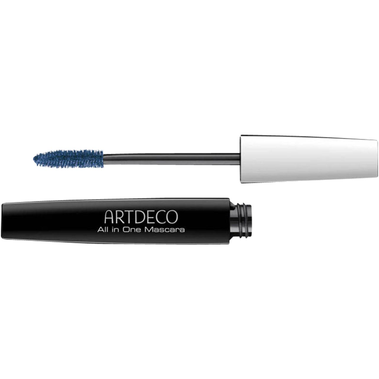Mascara Artdeco All in One. Tubo nero, spazzola blu. Coperchio e spazzola accanto al tubo. Nome e marchio visibili.