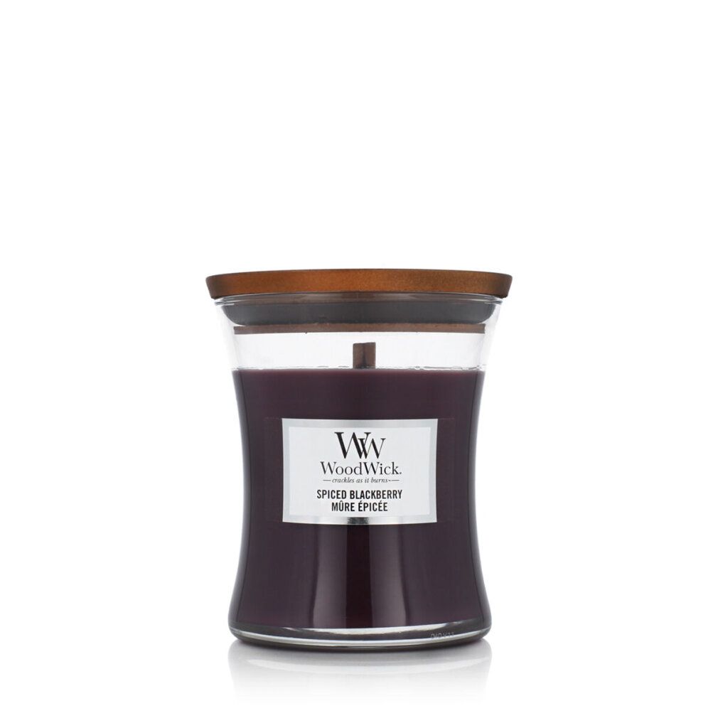 Candela a forma di clessidra con coperchio in legno. Cera viola scuro, etichetta bianca con testo. Contenitore di vetro. Nome del prodotto sull'etichetta.