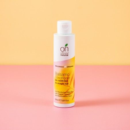 Flacone bianco con etichetta giallo-arancio. Scritta: Balsamo Conditioner per capelli lisci. Logo: on officina naturale.