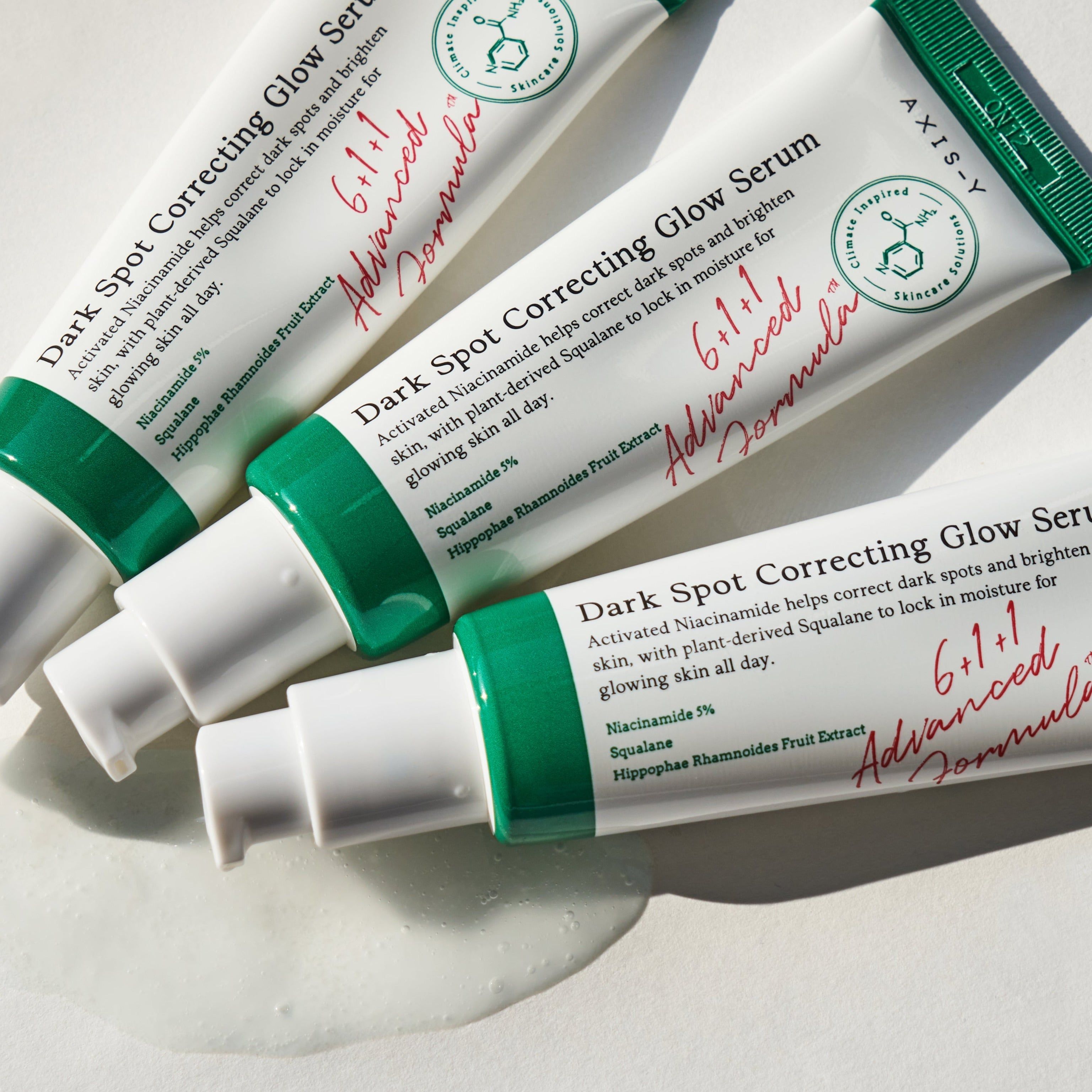 Diversi tubetti. Scritta: Dark Spot Correcting Glow Serum. Marchio: AXIS-Y. Prodotto in tubetti bianchi con tappo verde.