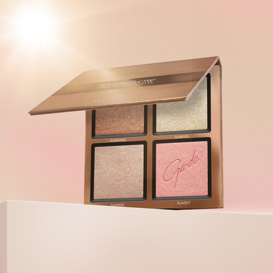 Palette illuminante Ga-De Everglow. Palette aperta con quattro tonalità di illuminante. Marchio e nome del prodotto sul coperchio e sulle cialde.