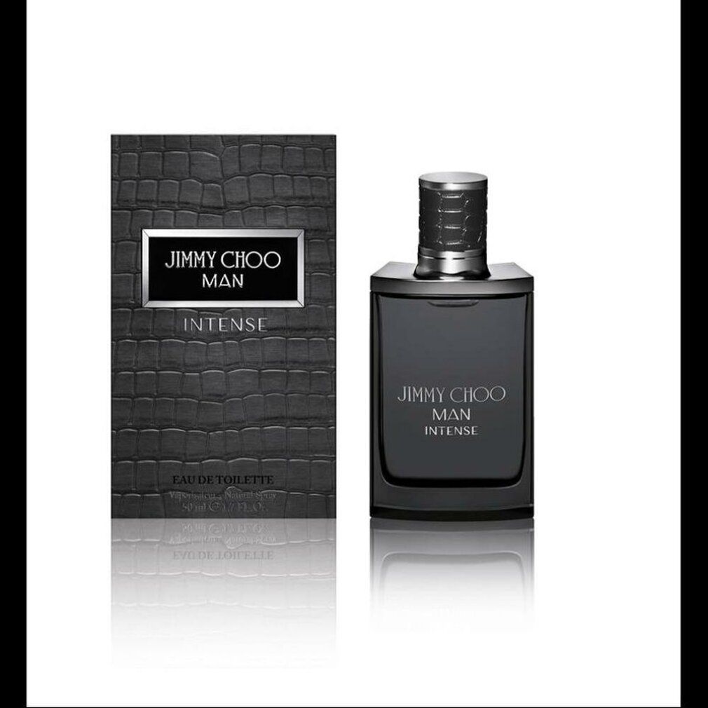 Flacone e scatola grigio scuro. Scritta: JIMMY CHOO MAN INTENSE. Forma squadrata. Sfondo nero.