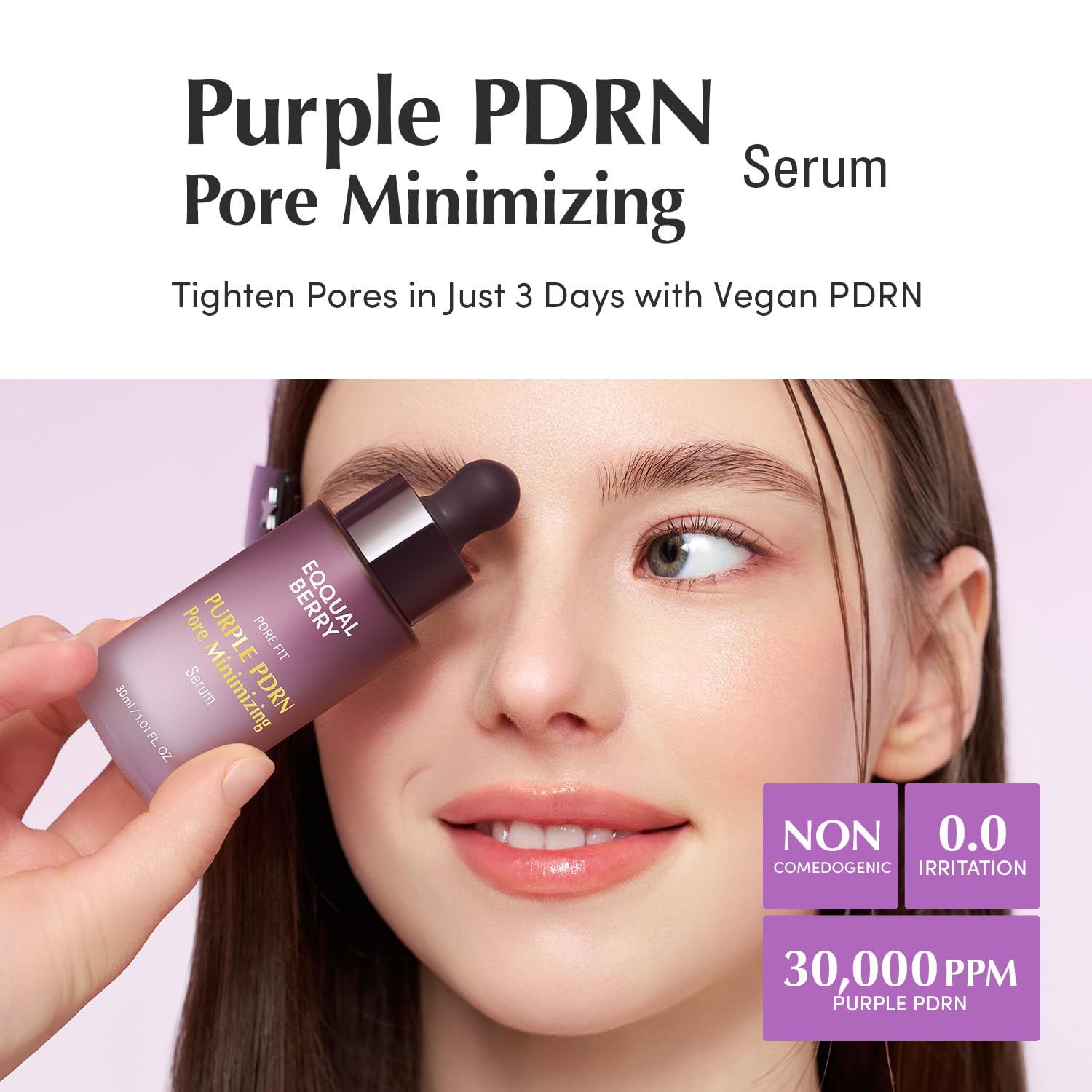 Donna che tiene in mano un flacone di siero. Scritta: EQQUALBERRY, PURPLE PDRN Pore Minimizing Serum. Testo: Tighten Pores in just 3 Days with Vegan PDRN.