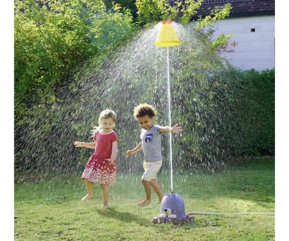 Giocattolo acquatico con ombrello giallo. Due bambini giocano in giardino. Getto d'acqua dall'ombrello. Bambini che giocano.