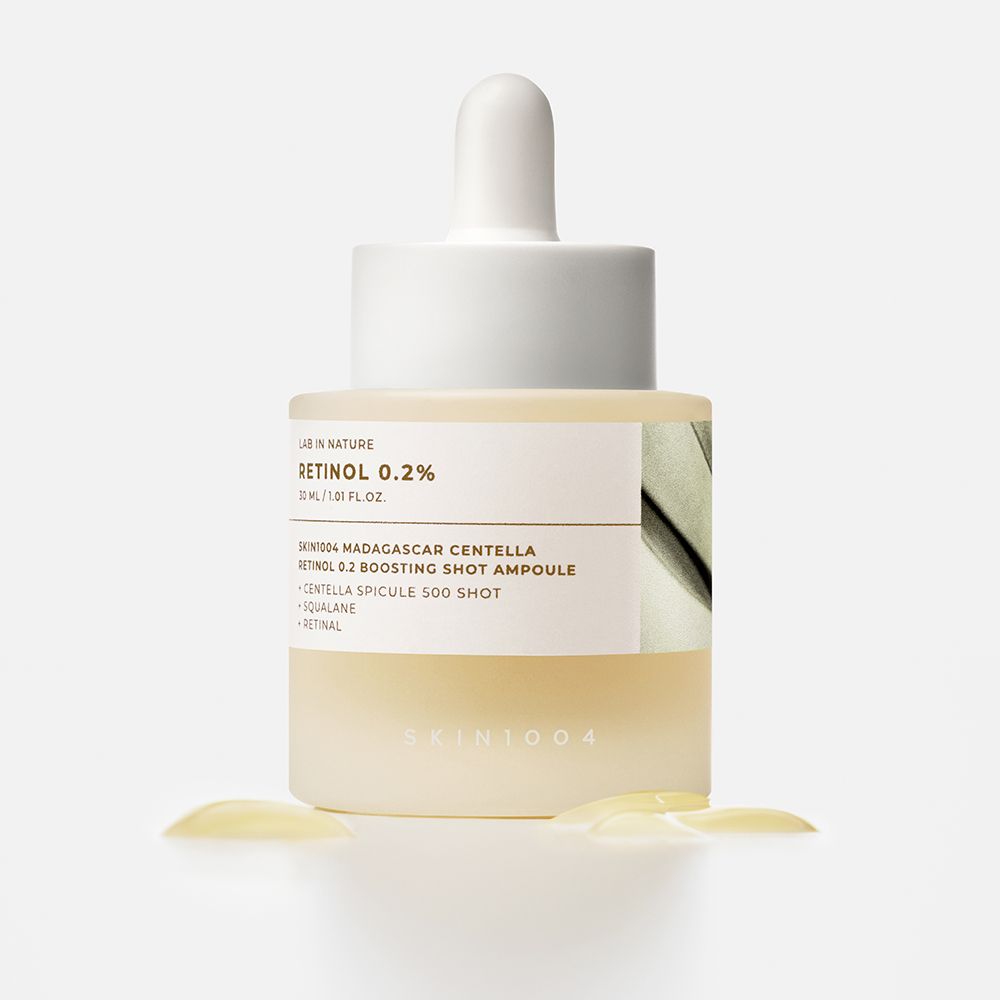 Flacone di vetro con pipetta. Scritta: Retinolo 0,2%. Nome prodotto: SKIN1004 Madagascar Centella Retinol 0.2 Boosting Shot Ampoule. Liquido.