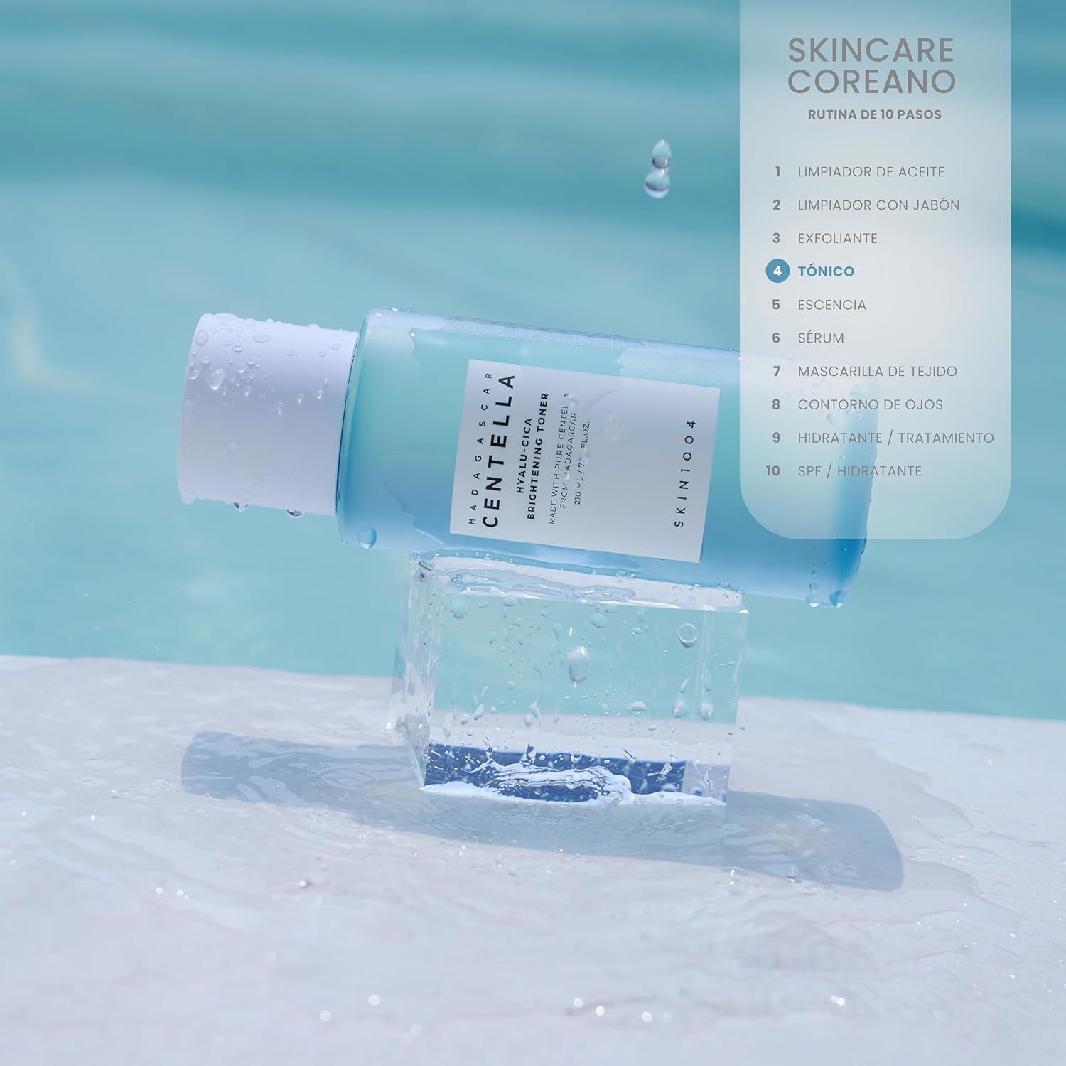 Flacone azzurro chiaro su cubetti di ghiaccio. Scritta: MADAGASCAR CENTELLA HYALU-CICA BRIGHTENING TONER. Routine coreana.