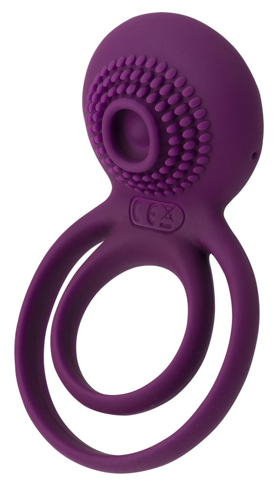 Anello penieno viola con due anelli e stimolatore. Parte superiore con borchie e marchio CE. Apertura visibile.