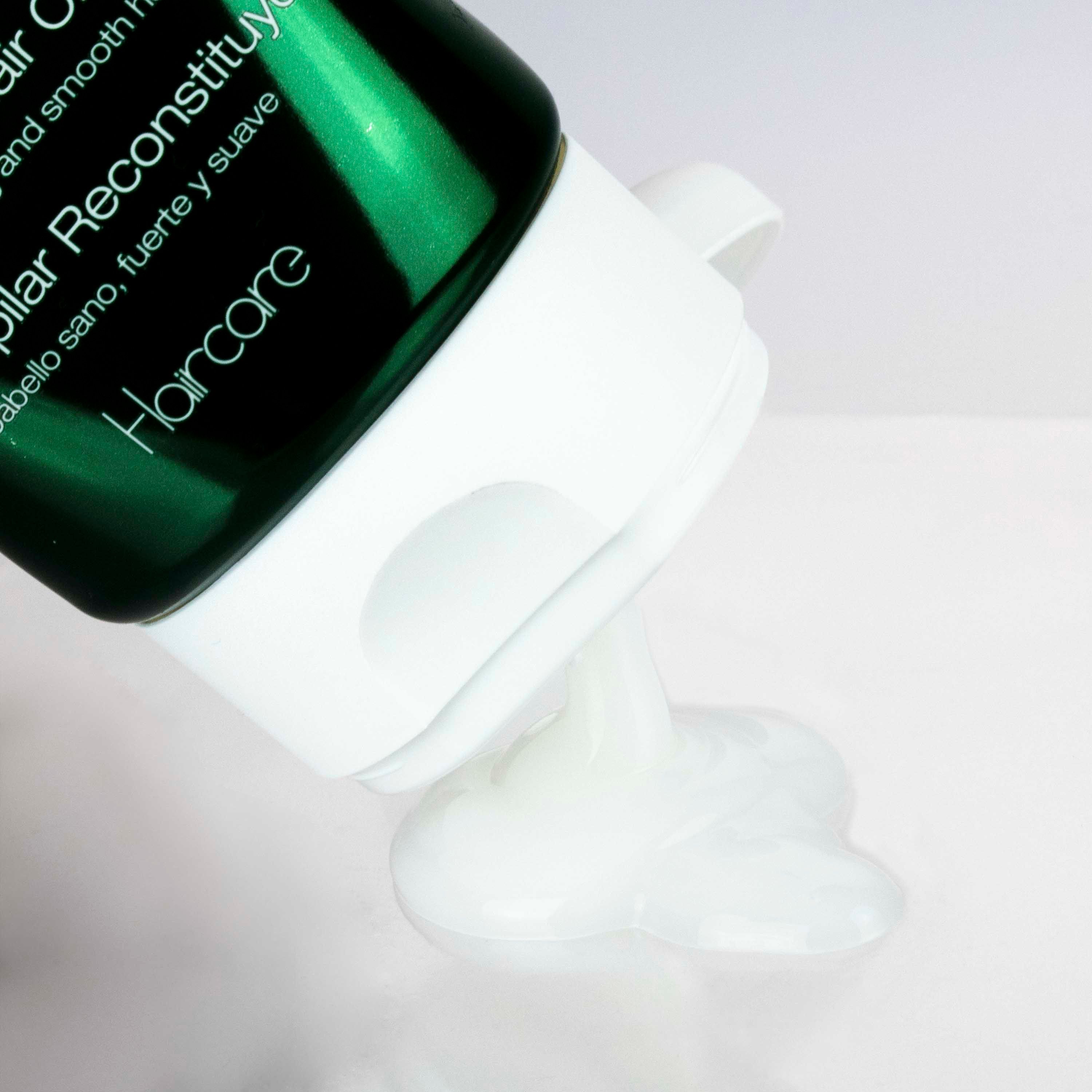 Prodotto spremuto da un tubetto. Sostanza cremosa bianca. Sfondo bianco.