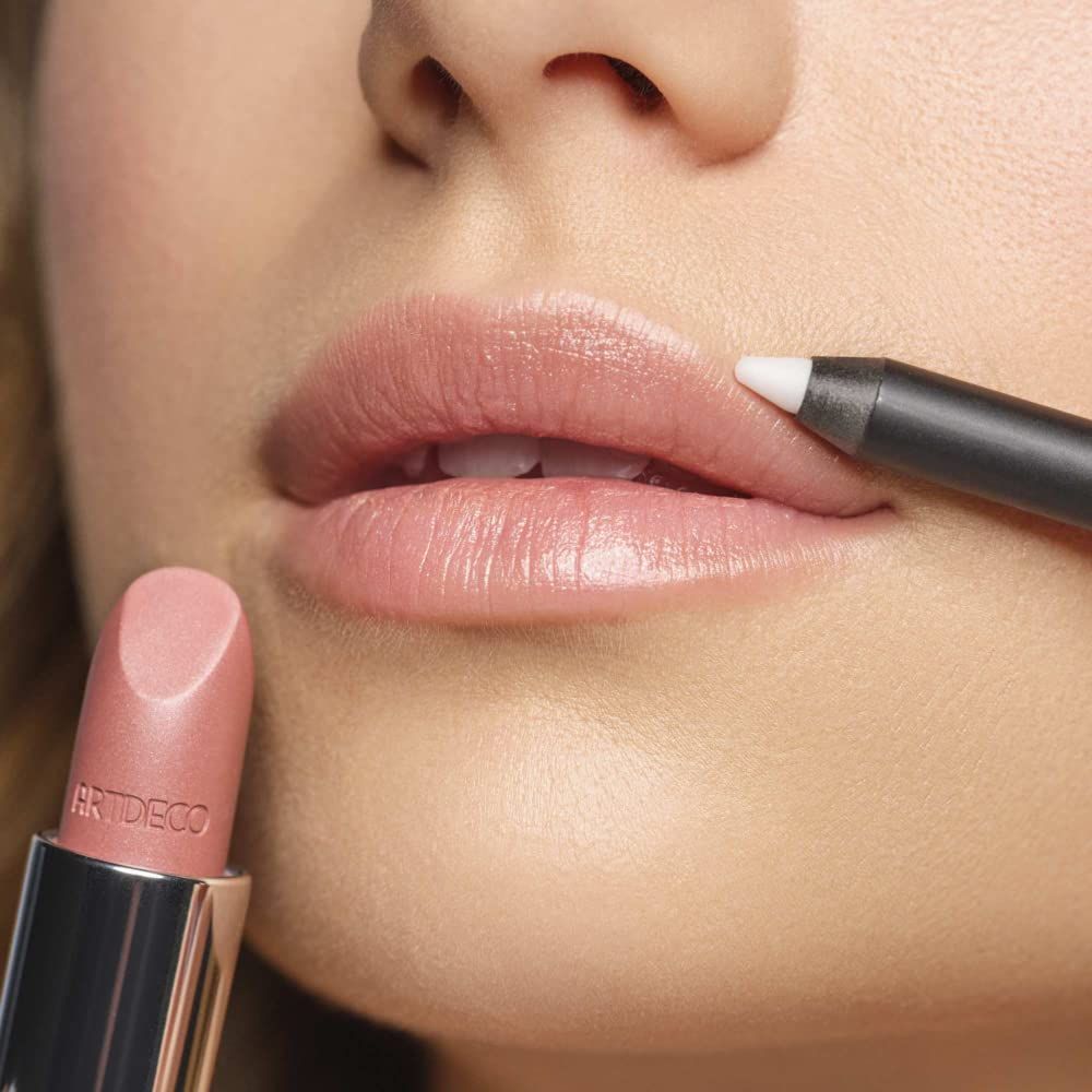 Persona con labbra. Matita labbra e rossetto Artdeco in uso.