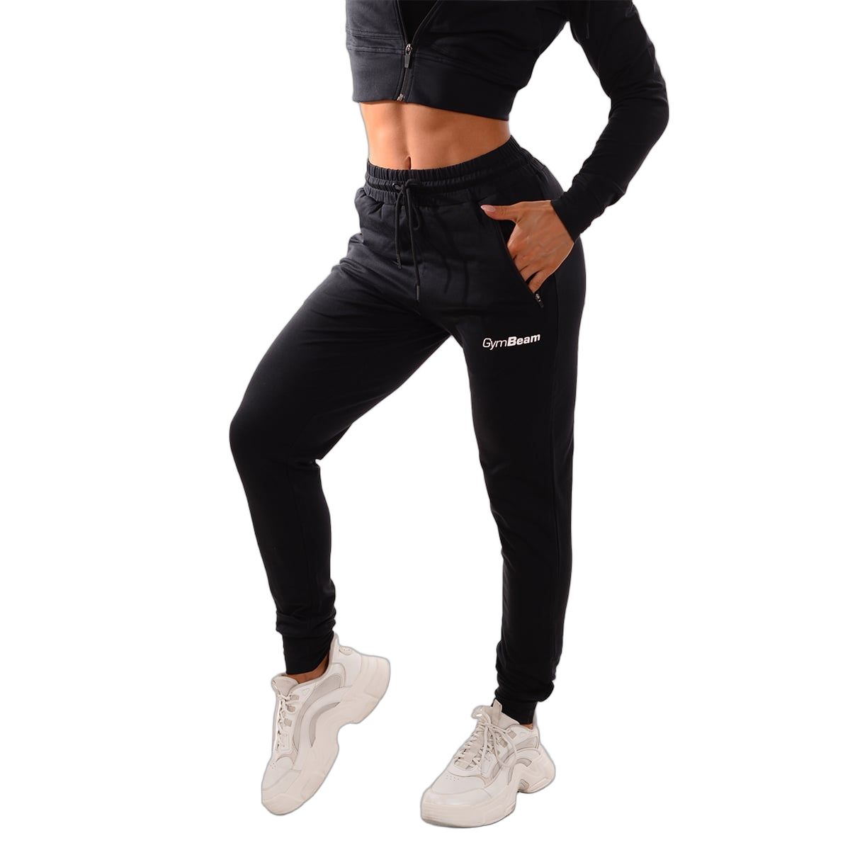 Pantaloni da jogging neri da donna con coulisse, tasche con zip e logo GymBeam, vista frontale.