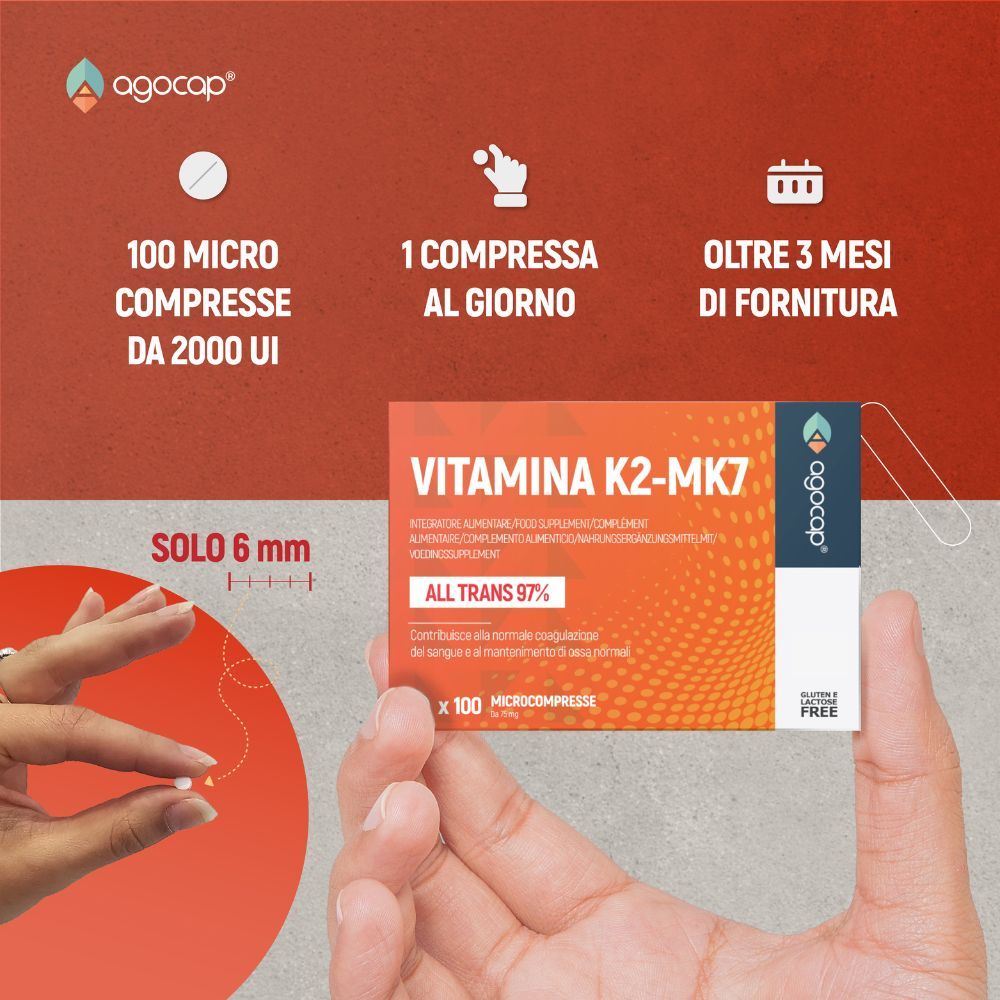Mani che tengono una compressa e una confezione Agocap Vitamina K2-MK7. Testo: 100 microcompresse, 1 compressa al giorno, oltre 3 mesi.