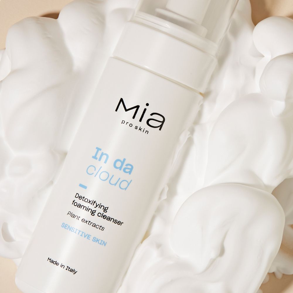 Mia Pro Skin In da Cloud in schiuma bianca. Flacone bianco, tappo a pompa. Testo: Detoxifying Foaming Cleanser. Per pelli sensibili.