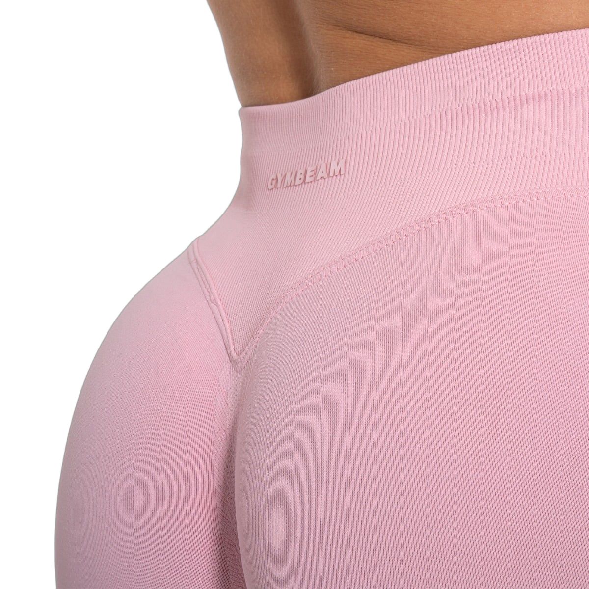 Vista ravvicinata della cintura di pantaloncini da donna rosa baby con logo in rilievo.