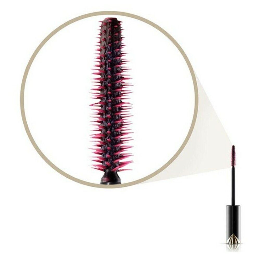 Primo piano dello spazzolino del mascara. Spazzolino con setole nere e rosse.