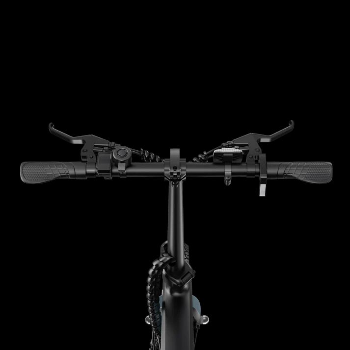 Primo piano del manubrio di una e-bike nera. Sono visibili leve dei freni, manopole e un piccolo display.