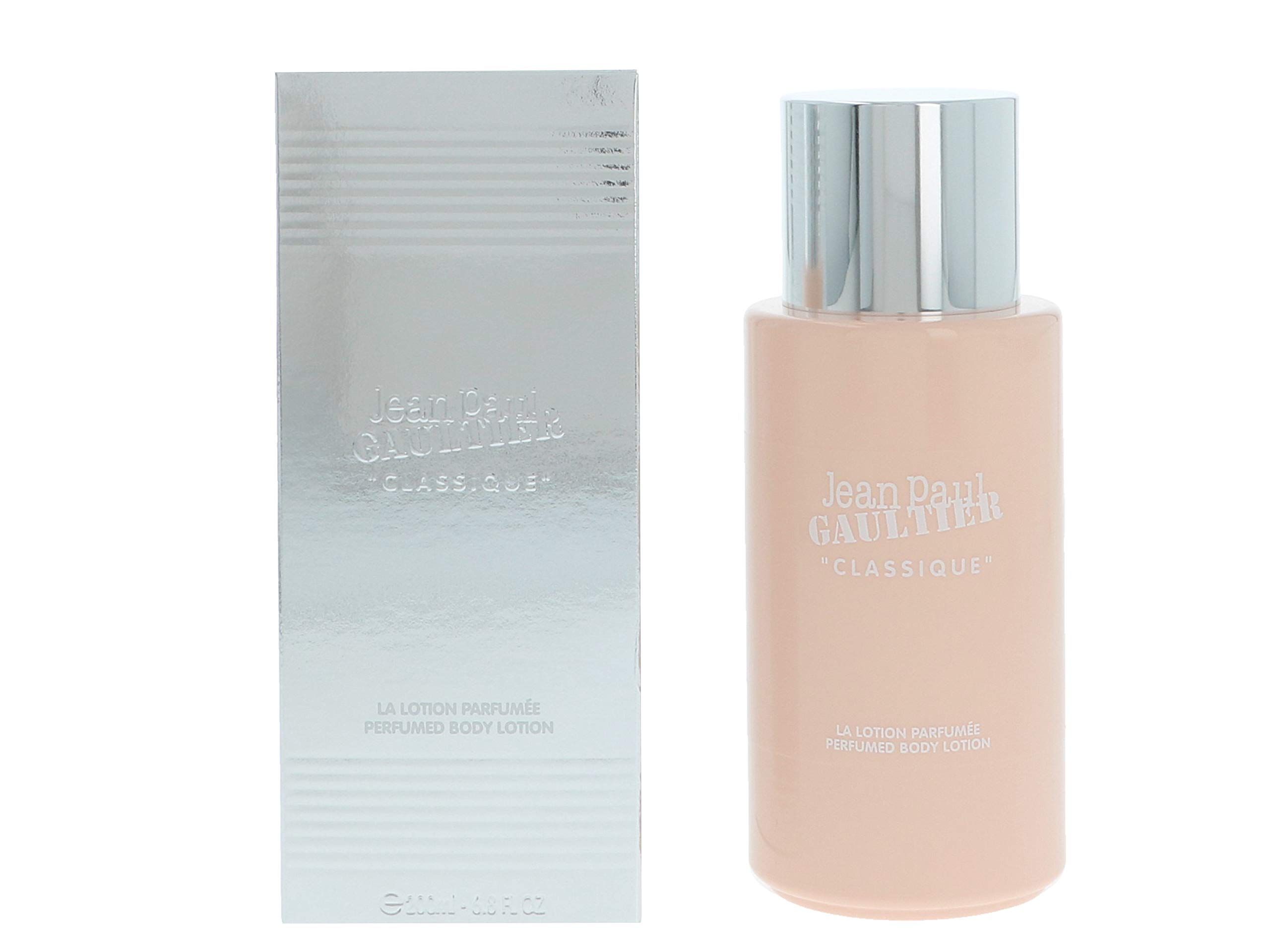 Flacone e scatola di lozione per il corpo rosa. Scritta: Jean Paul Gaultier "Classique". Lozione corpo profumata. Scatola argentata.