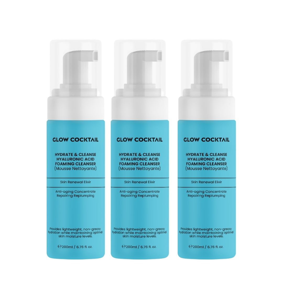 Tre flaconi blu con erogatore bianco. Testo: Glow Cocktail, Hydrate & Cleanse, Acido Ialuronico, Detergente Schiumogeno.