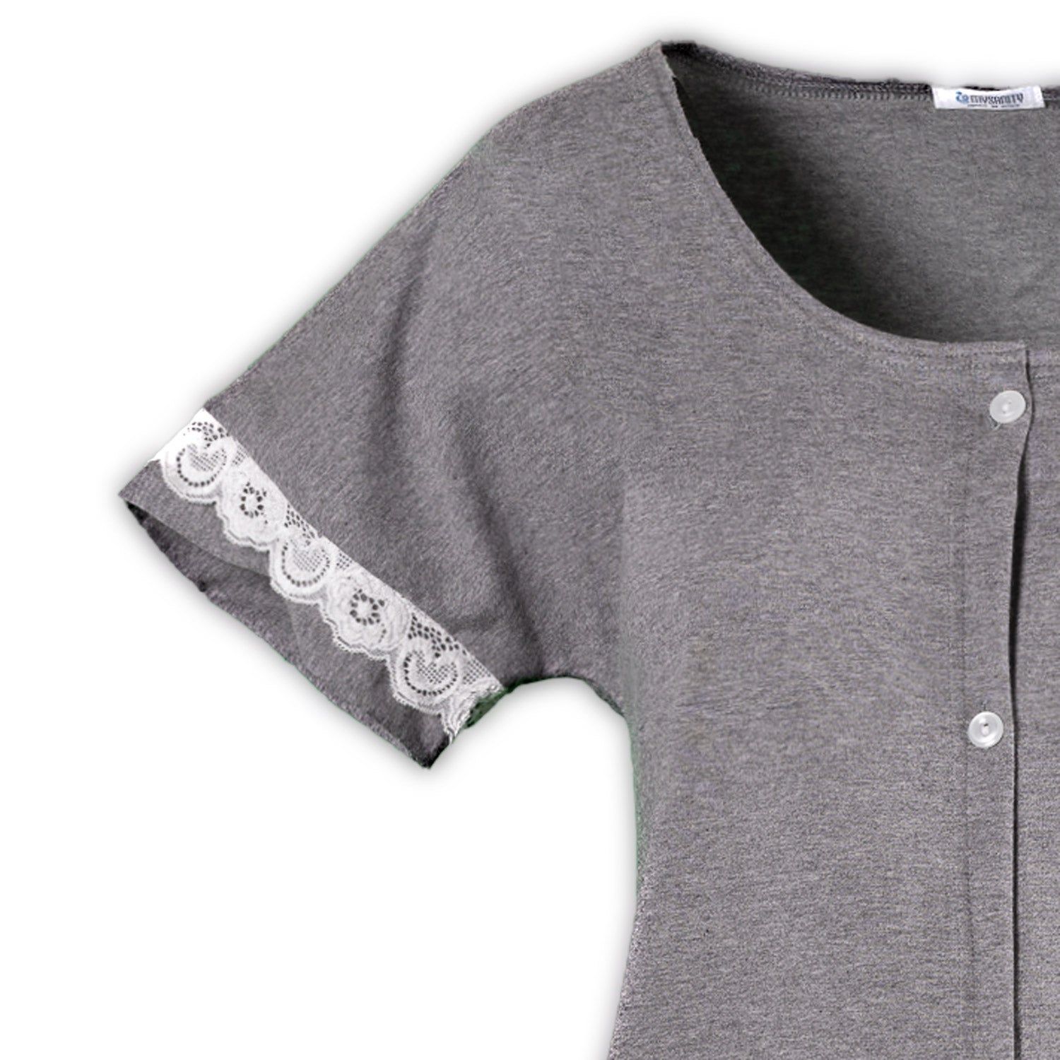 Dettaglio della camicia premaman grigio mélange. Maniche corte con pizzo bianco. Bottoni visibili.