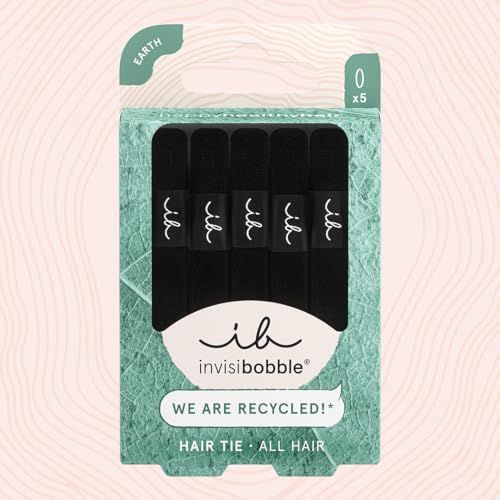 Confezione di elastici neri per capelli. Marchio 'invisibobble'. Testo: 'WE ARE RECYCLED!' e 'HAIR TIE ALL HAIR'.