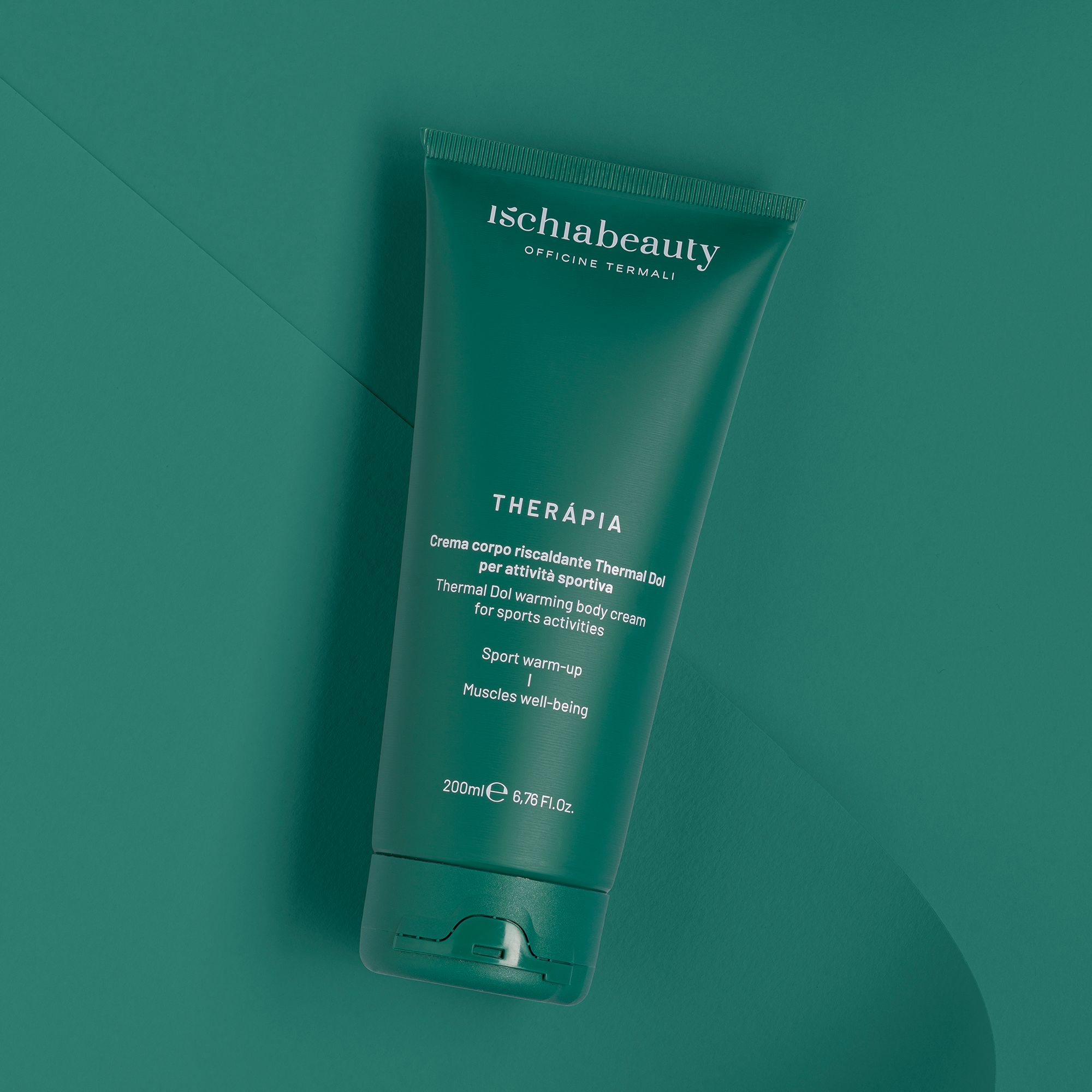 Tubo verde con testo. Ischiabeauty, THERAPIA, crema per sport. 200ml. Sfondo verde.