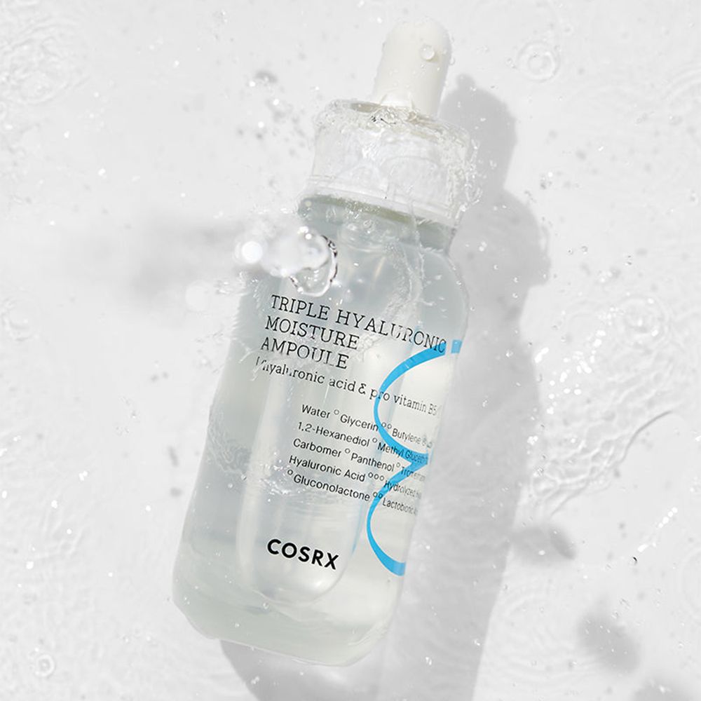 COSRX Triple Hyaluronic Moisture Ampoule con contagocce, circondata da flussi d'acqua.