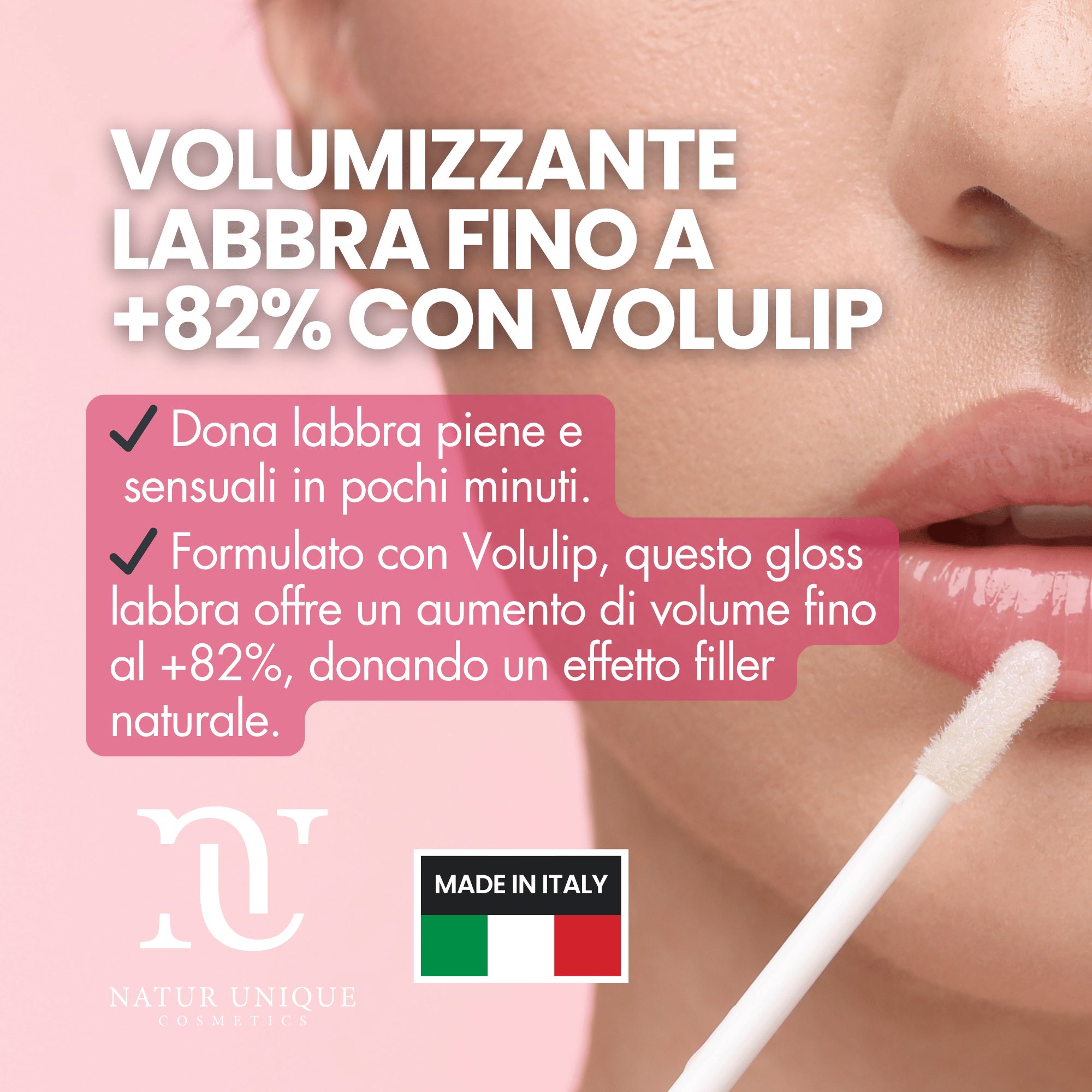 Primo piano di una donna che applica Natur Unique Ialucollagen Lip Gloss Volume Xxxl Nude. Applicatore visibile.